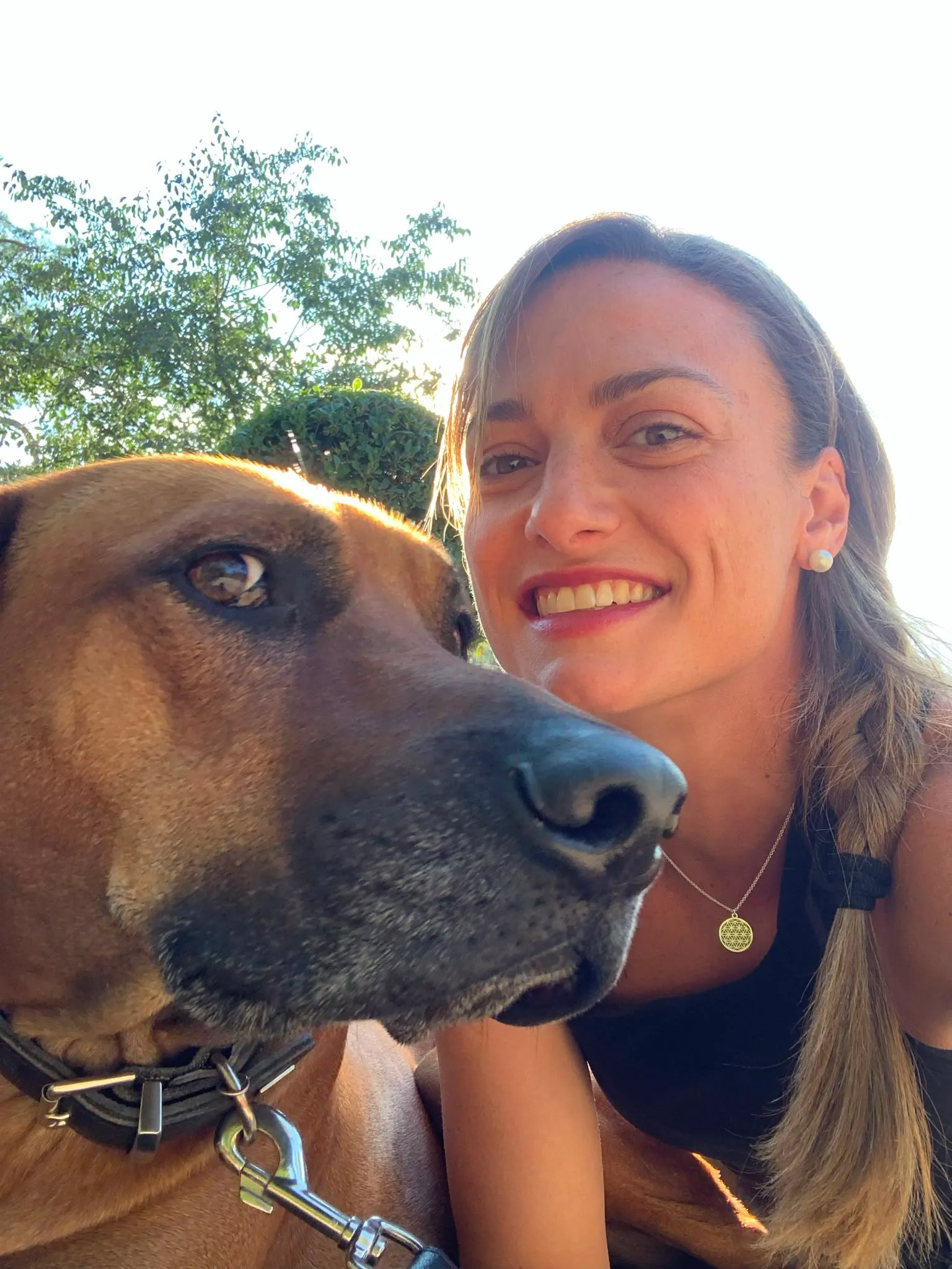 Selin Wange an Wange mit Morpheus im Sonnenlicht