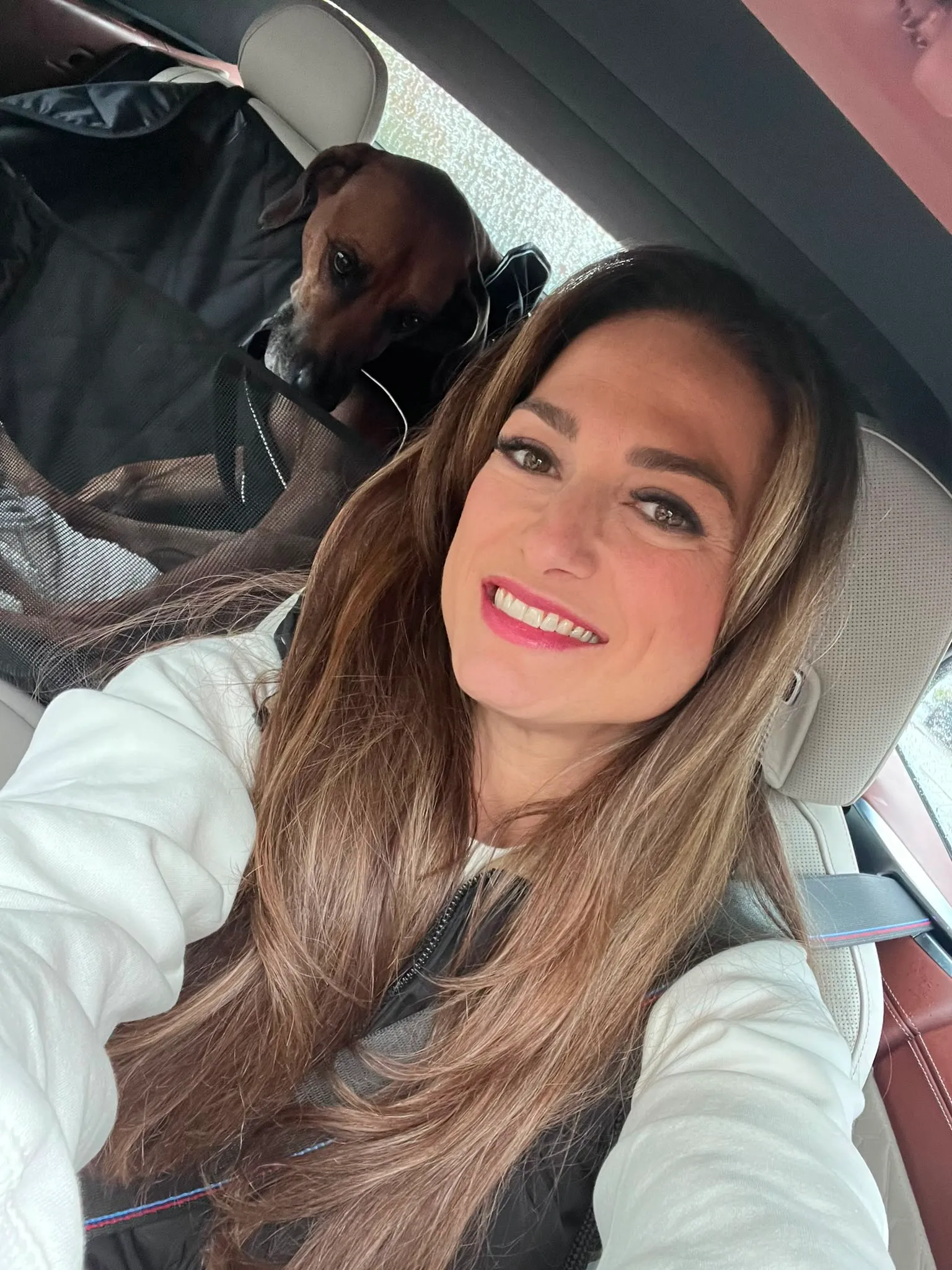 Selin mit Morpheus im Auto