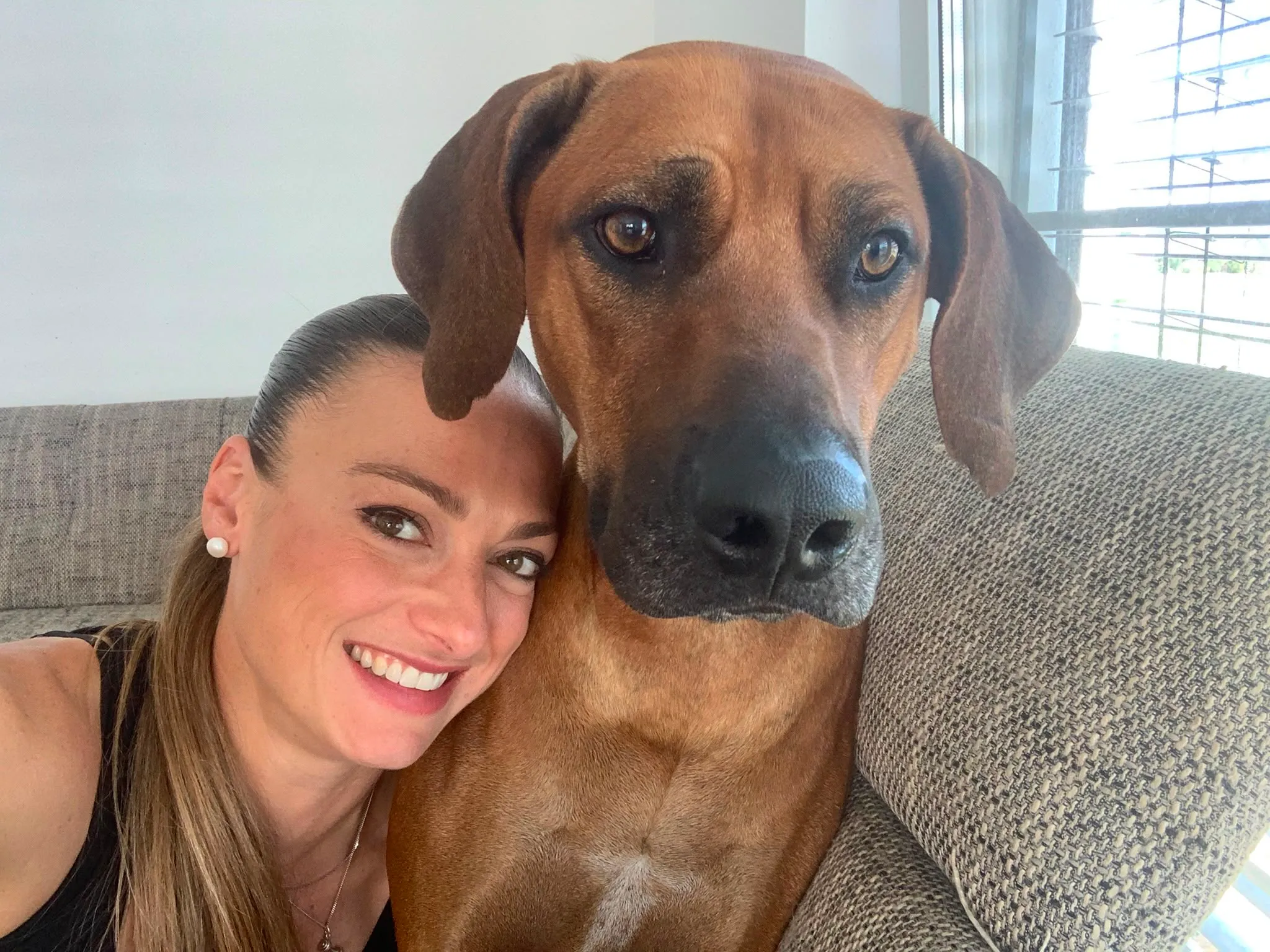 Selin und Morpheus eng beieinander auf dem Sofa