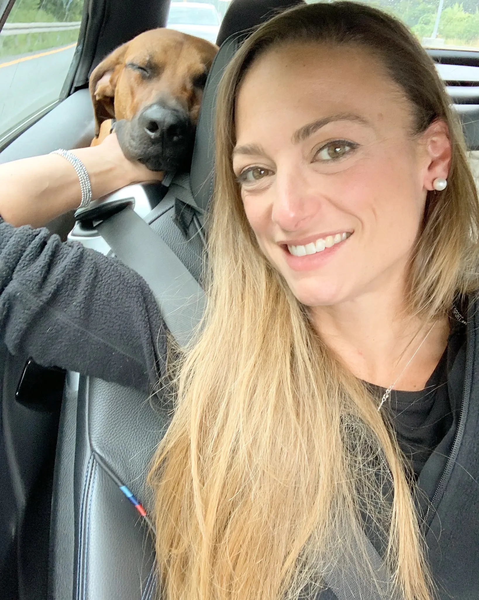 Selin mit dem entspannt dösenden Morpheus im Auto